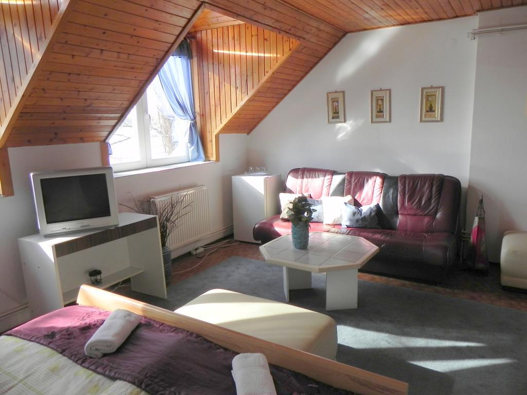 Hôtel Monika Panzio à Tata Extérieur photo