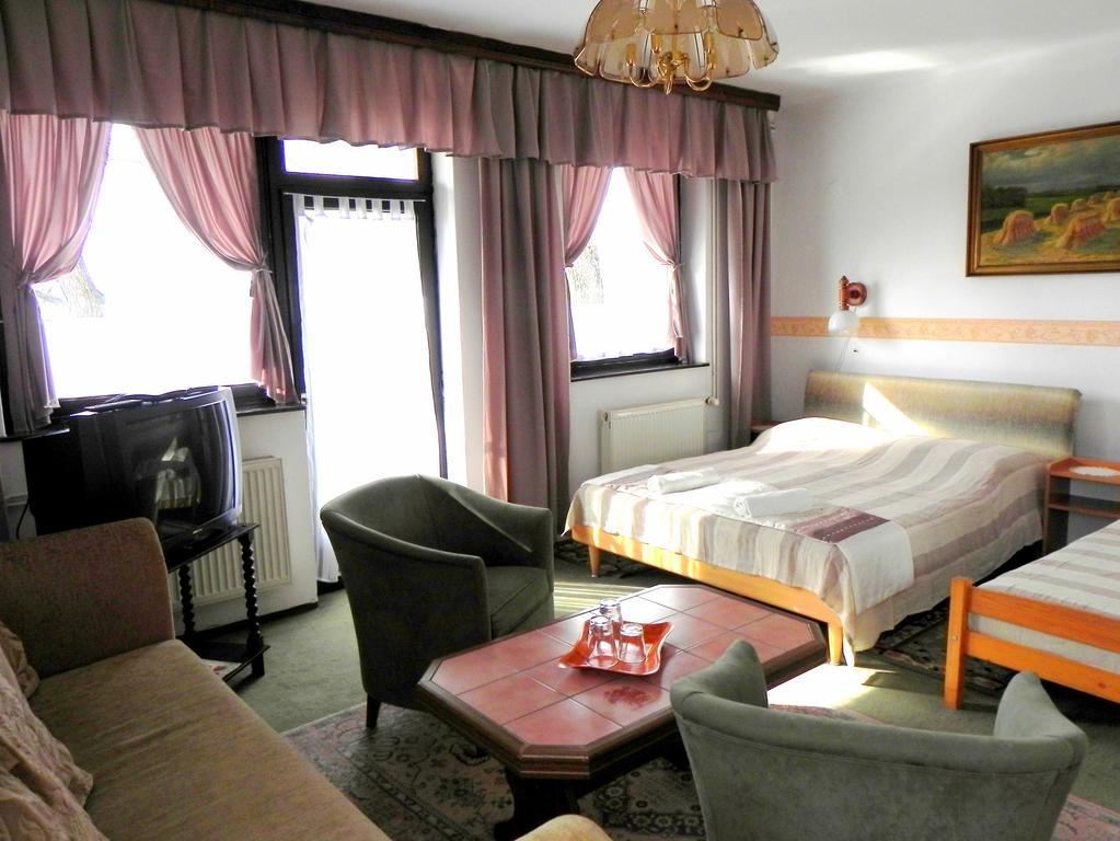 Hôtel Monika Panzio à Tata Extérieur photo