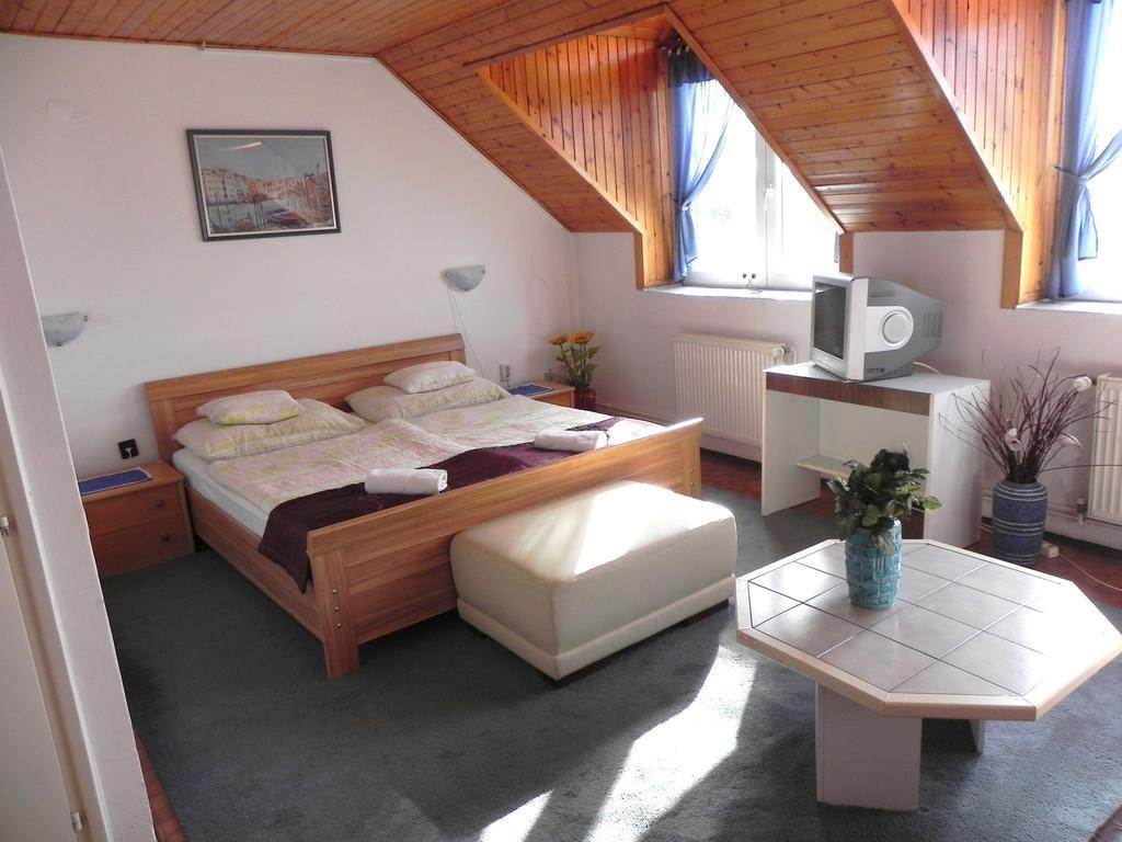 Hôtel Monika Panzio à Tata Extérieur photo