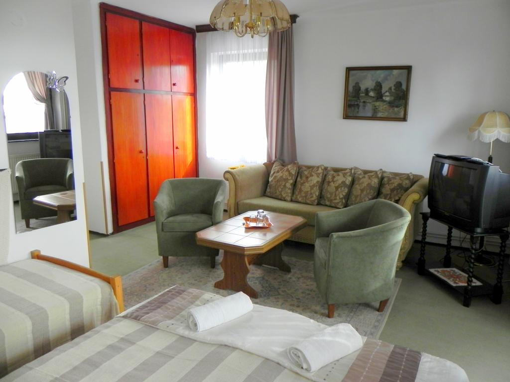 Hôtel Monika Panzio à Tata Extérieur photo