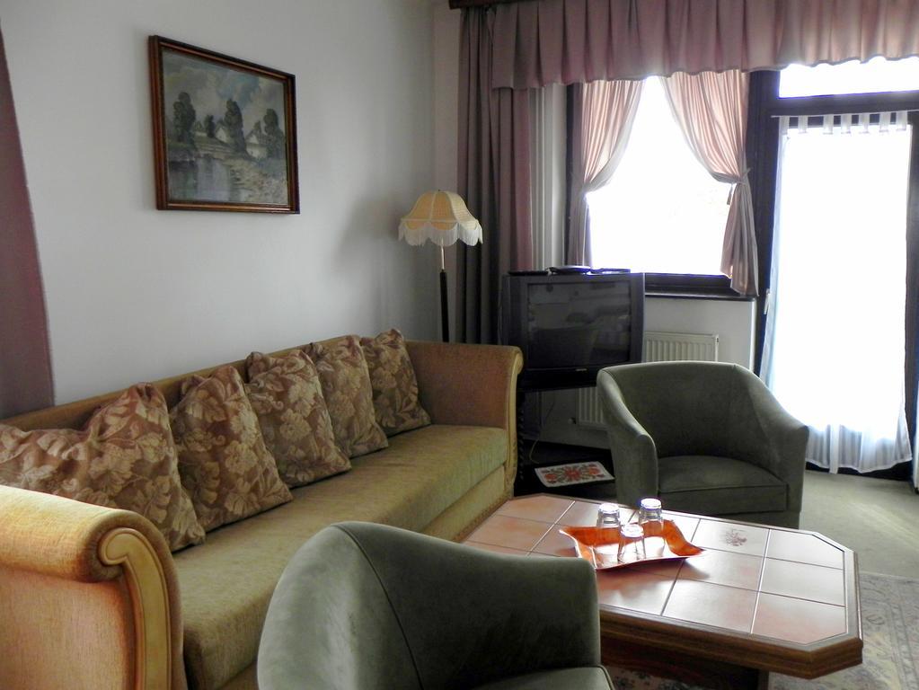 Hôtel Monika Panzio à Tata Extérieur photo