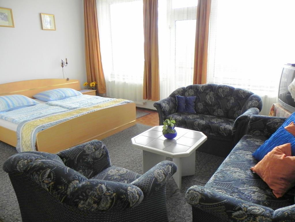 Hôtel Monika Panzio à Tata Extérieur photo