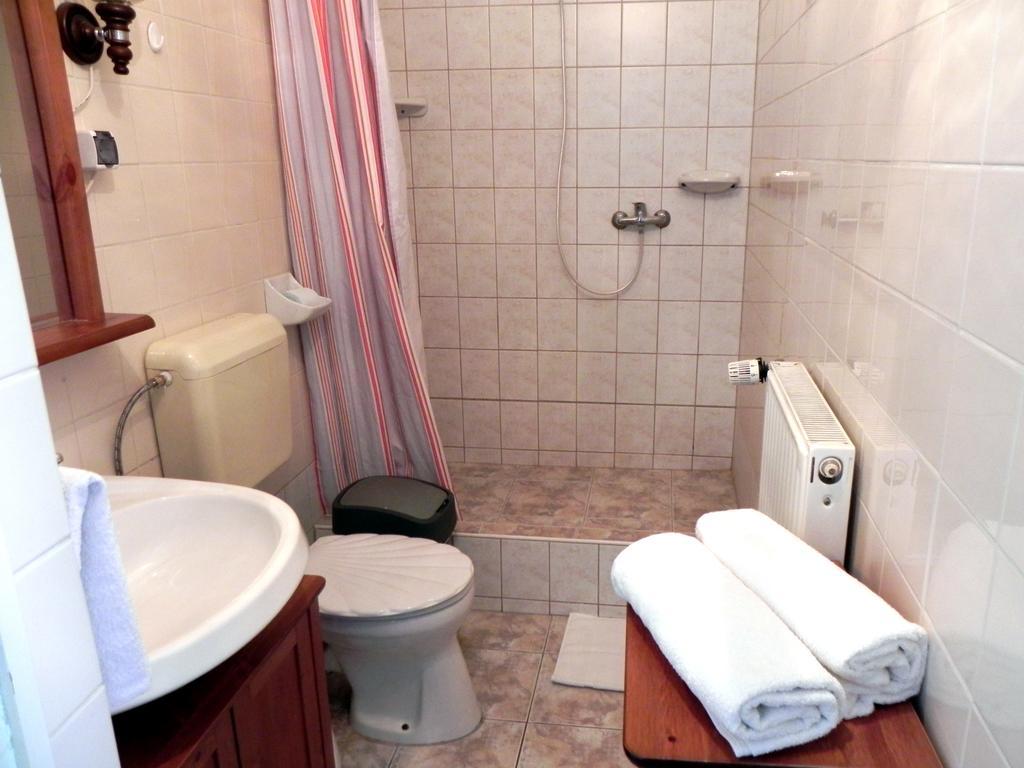 Hôtel Monika Panzio à Tata Extérieur photo