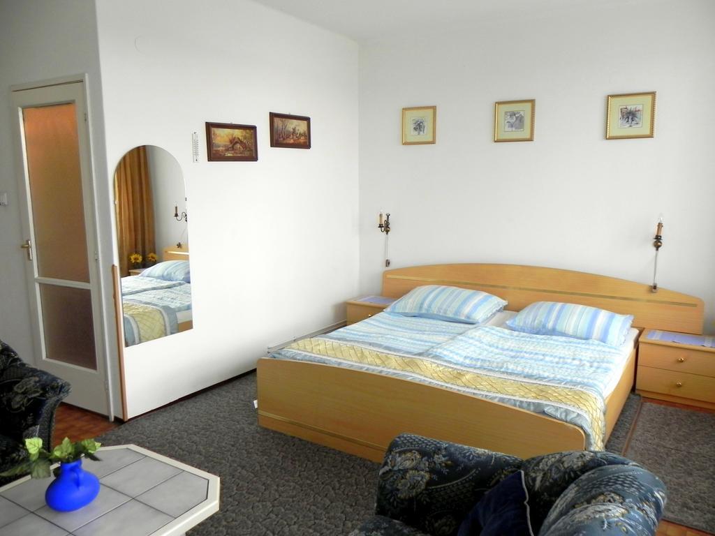 Hôtel Monika Panzio à Tata Extérieur photo