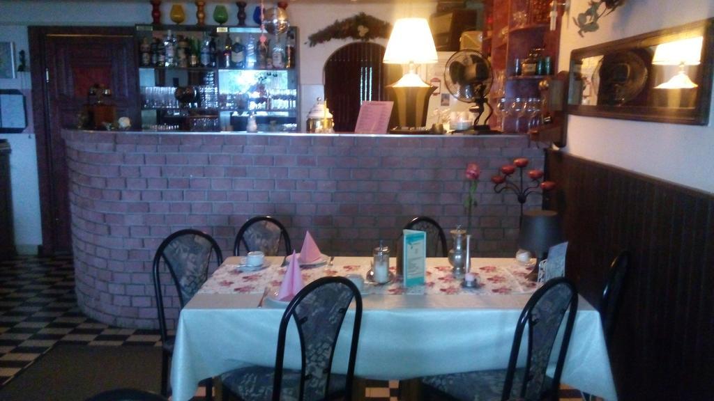 Hôtel Monika Panzio à Tata Extérieur photo