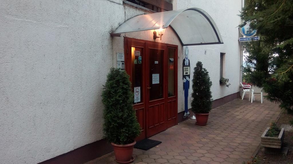 Hôtel Monika Panzio à Tata Extérieur photo