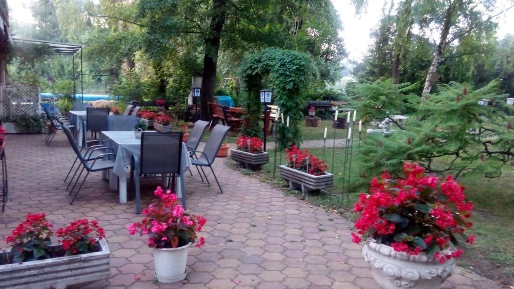 Hôtel Monika Panzio à Tata Extérieur photo