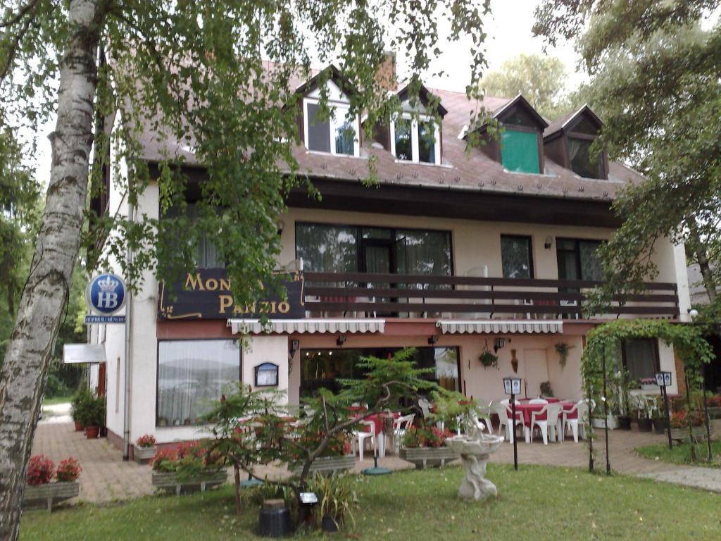 Hôtel Monika Panzio à Tata Extérieur photo