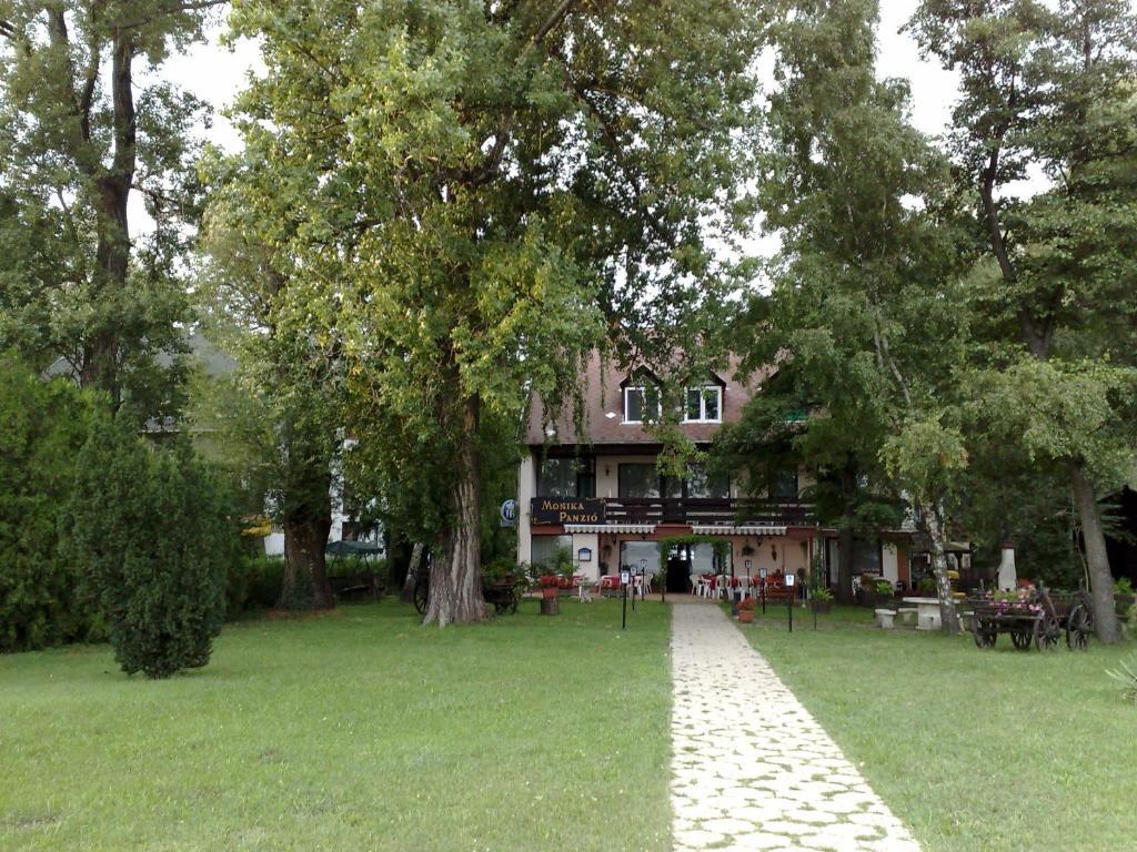 Hôtel Monika Panzio à Tata Extérieur photo