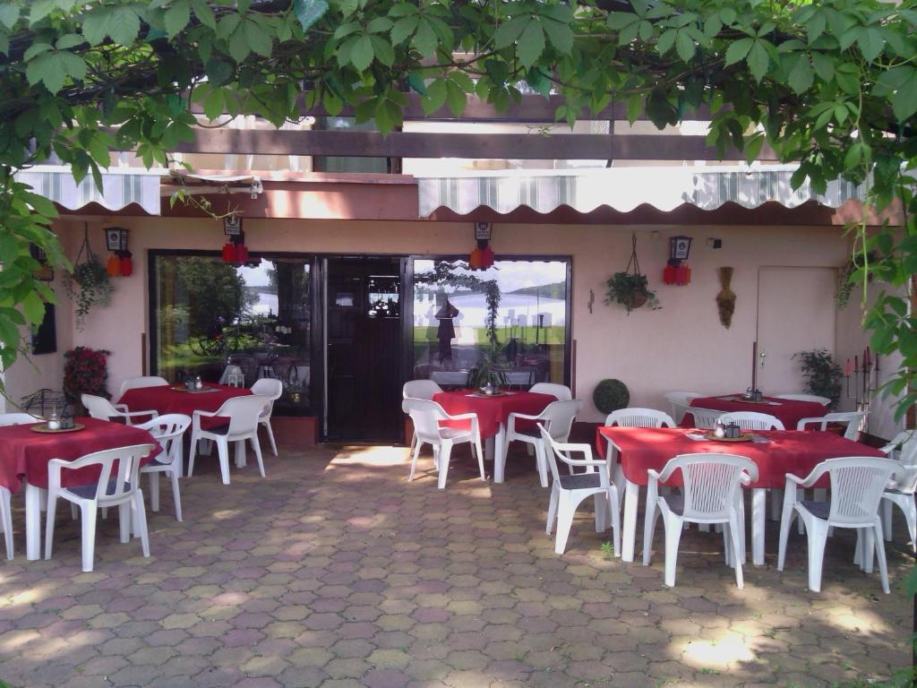 Hôtel Monika Panzio à Tata Extérieur photo