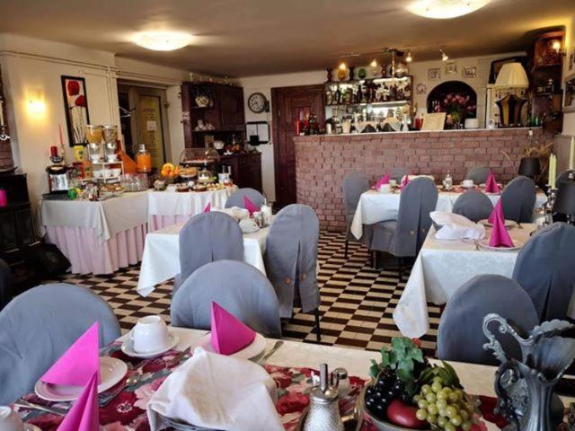 Hôtel Monika Panzio à Tata Extérieur photo